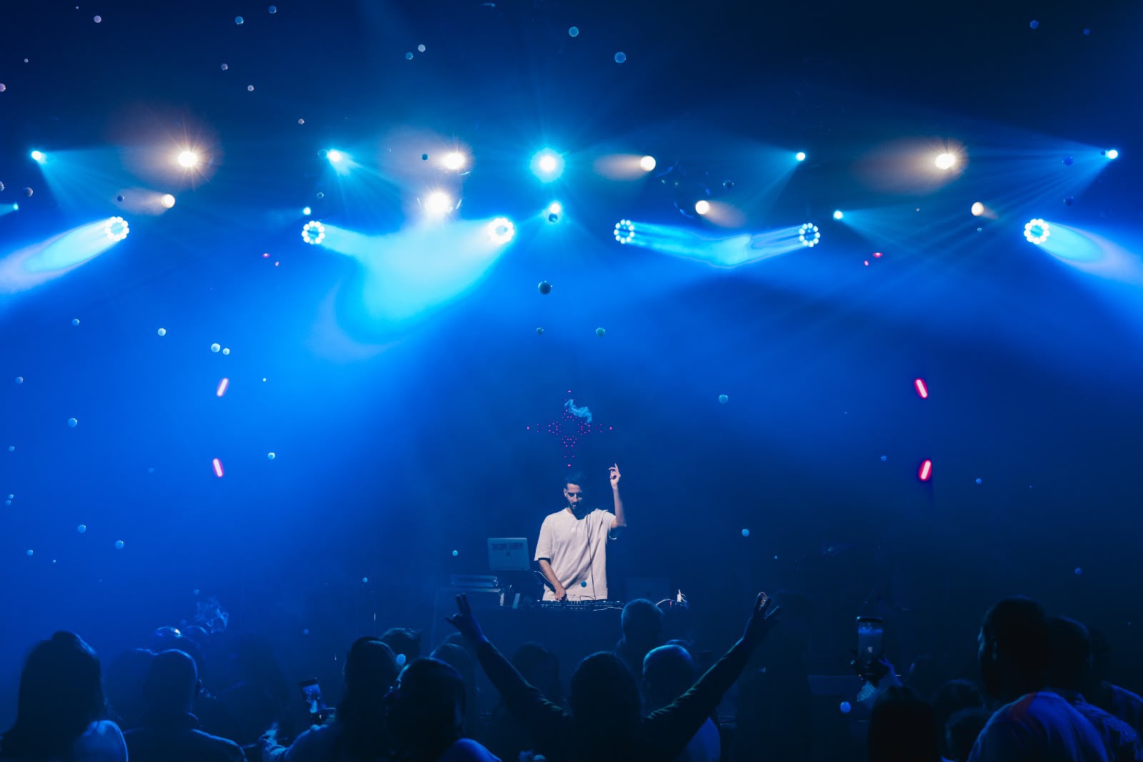 שלומי שרם תחת תאורת במה כחולה